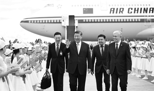 当地时间7月2日中午,国家主席习近平乘专机抵达阿斯塔纳,出席上海合作组织成员国元首理事会第二十四次会议,应哈萨克斯坦共和国总统托卡耶夫邀请,对哈萨克斯坦进行国事访问。托卡耶夫在机场为习近平举行盛大隆重的迎宾仪式。新华社发